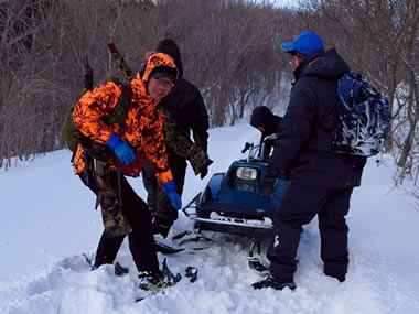 残雪残る山でのヒグマ追跡